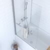 Badewanne mit Duscharmatur und Handtuchhalter