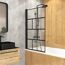 Badewanne mit schwarzer Duschwand aus Glas