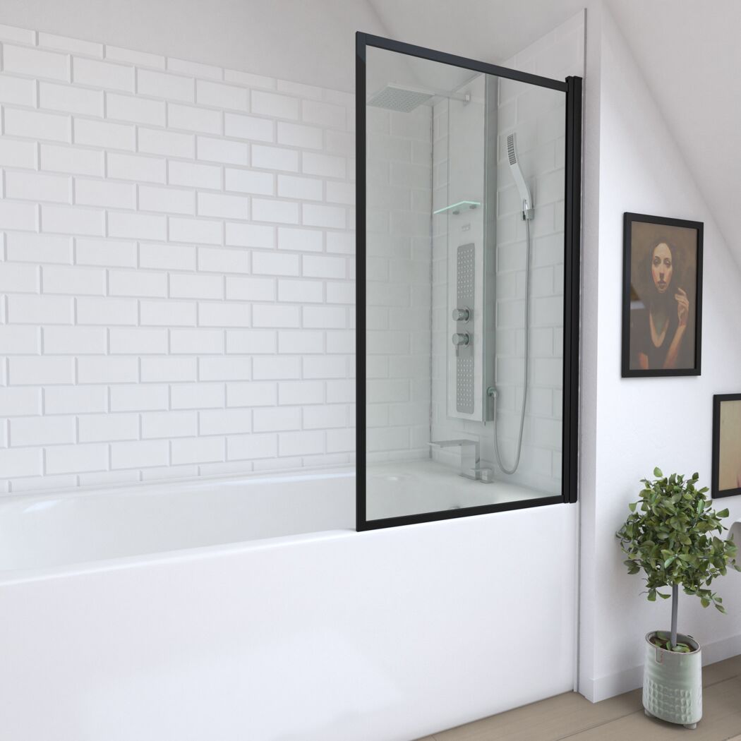 Badewanne mit Duschabtrennung aus Glas.