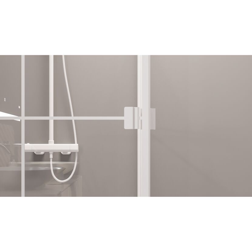 Dusche mit Brausekopf, Duschstange und Armatur