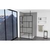 Walk-In Dusche mit schwarzem Rahmen und Blick auf Berge