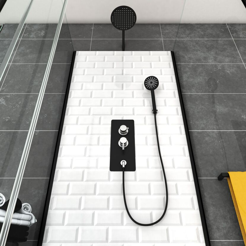 Schwarze Duschgarnitur mit Regendusche und Handbrause in moderner Dusche