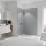Badezimmer mit Dusche und Waschbecken