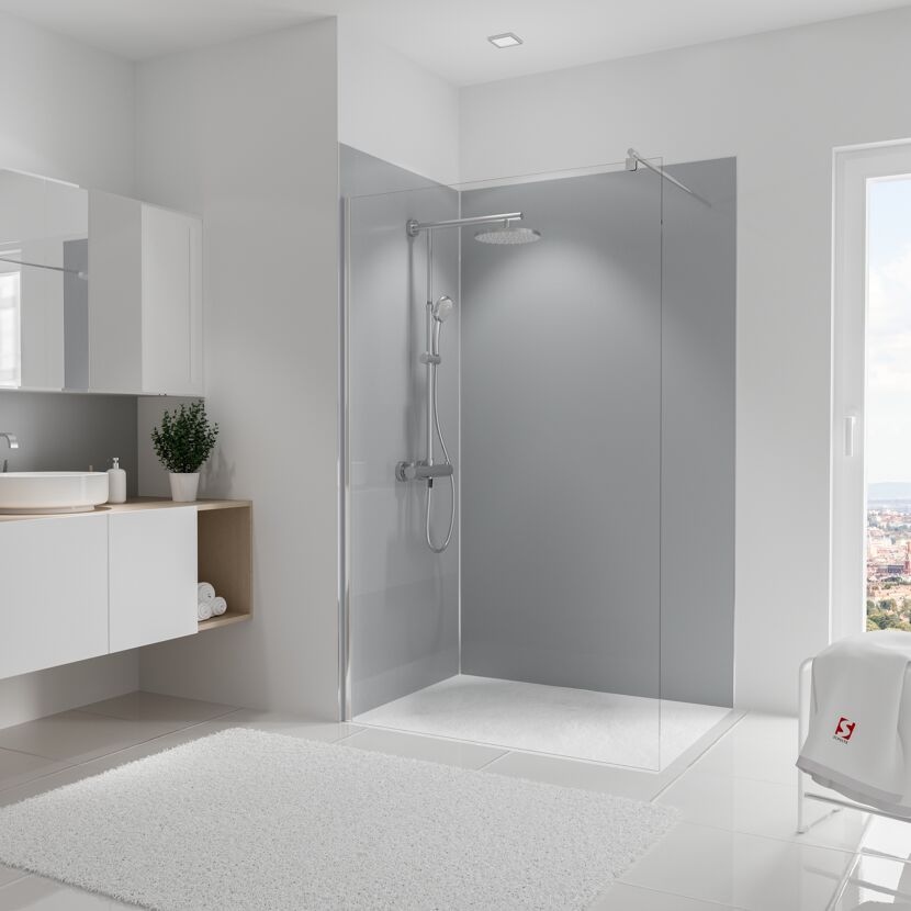 Badezimmer mit Dusche und Waschbecken