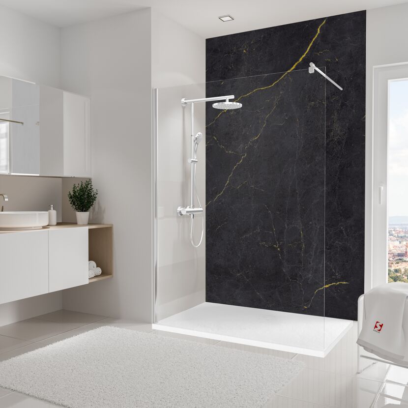 Badezimmer mit schwarzer Duschrückwand und Duschkopf.