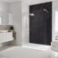 Badezimmer mit ebenerdiger Dusche und schwarzer Duschrückwand