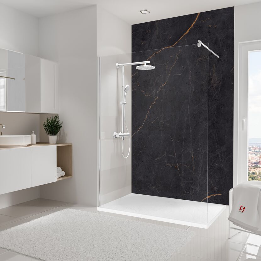 Badezimmer mit ebenerdiger Dusche und schwarzer Duschrückwand