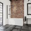 Badewanne mit schwarzer Duscharmatur und brauner Ziegelwand