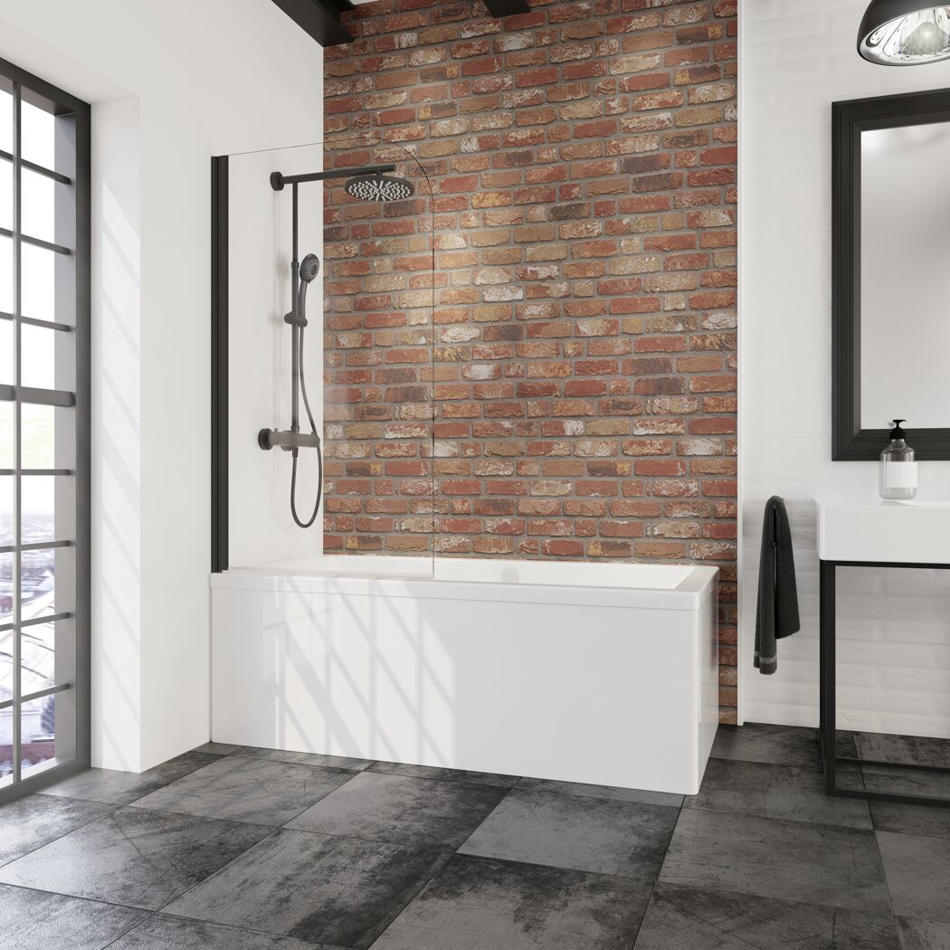 Badewanne mit schwarzer Duscharmatur und brauner Ziegelwand
