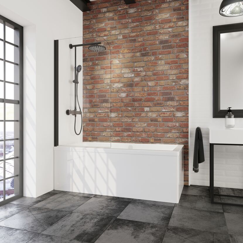 Badewanne mit schwarzer Duscharmatur und brauner Ziegelwand