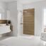 Modernes Badezimmer mit begehbarer Dusche und Holzvertäfelung