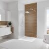 Modernes Badezimmer mit Dusche und Holzvertäfelung