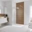 Modernes Badezimmer mit Dusche und Holzvertäfelung