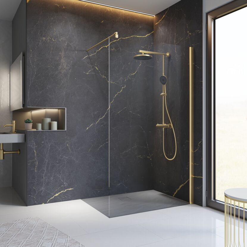 Duschkabine mit goldenen Armaturen und dunkler Rückwand