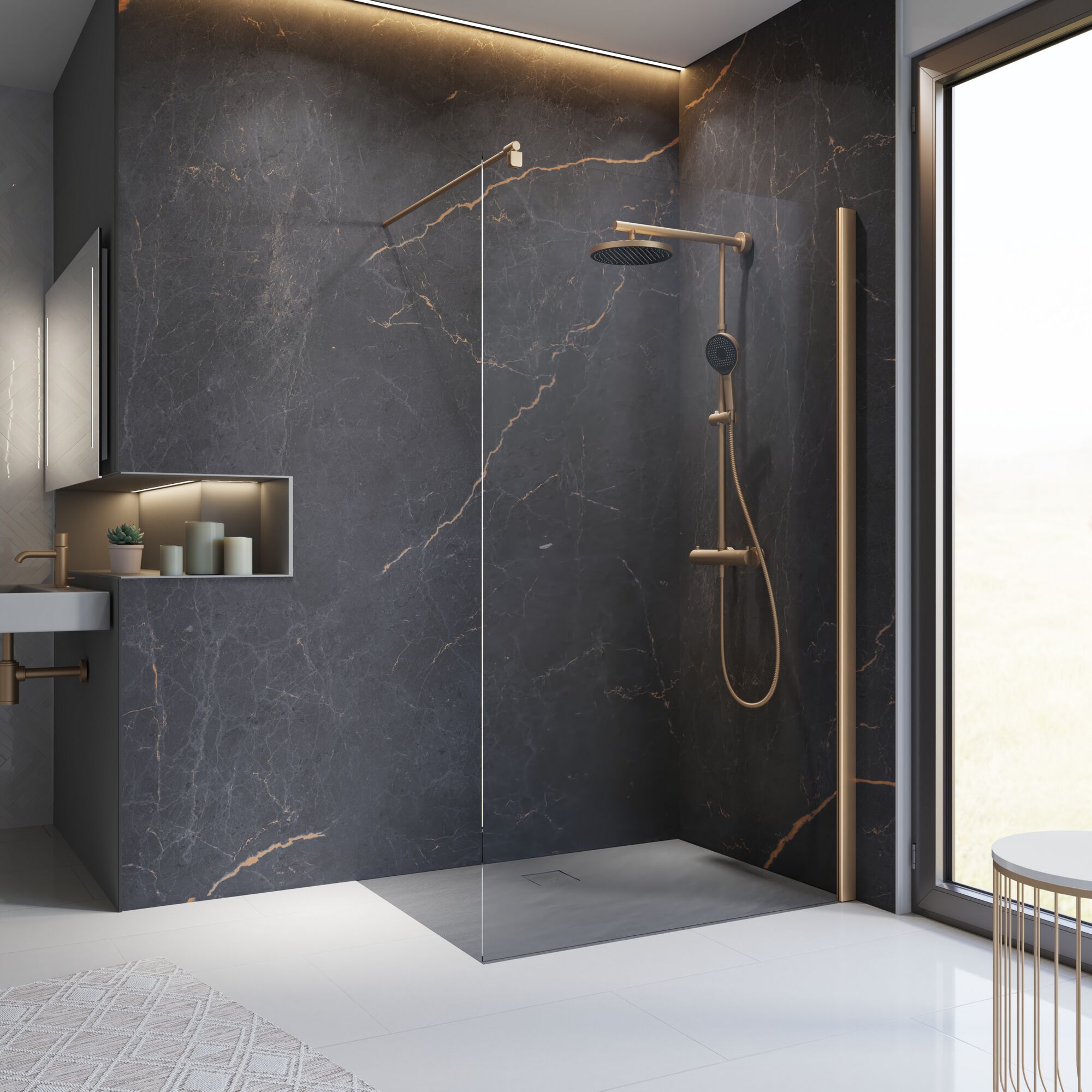 Duschkabine mit goldenen Armaturen und dunkler Rückwand