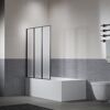 Badezimmer mit Badewanne und schwarzer Faltwand JANA