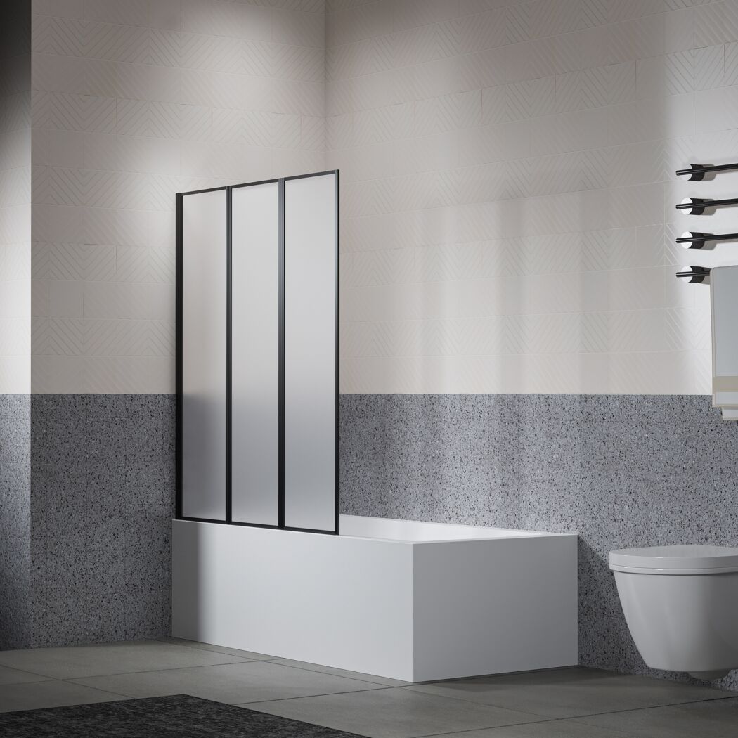 Badezimmer mit Badewanne und schwarzer Faltwand JANA