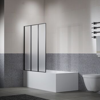 Badezimmer mit Badewanne und schwarzer Faltwand JANA