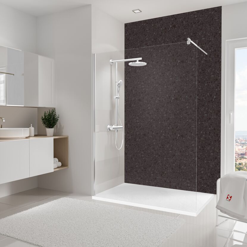 Moderne Dusche mit Granitwand