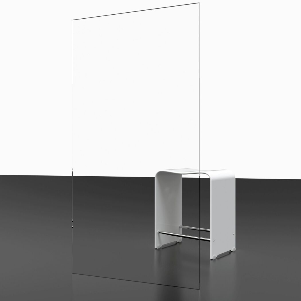 Glasplatte mit weißem Barhocker