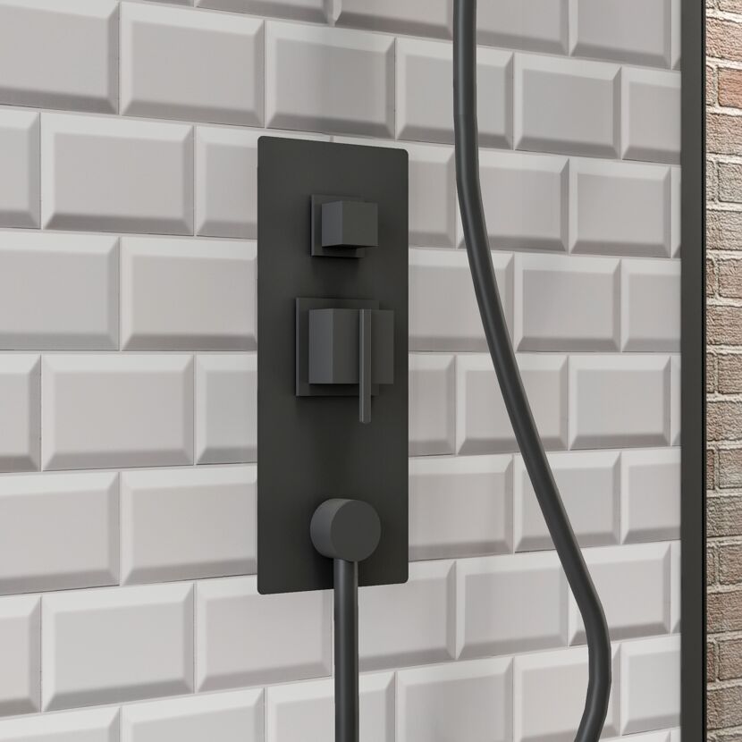 Schwarze Duscharmatur an weißer gekachelter Wand