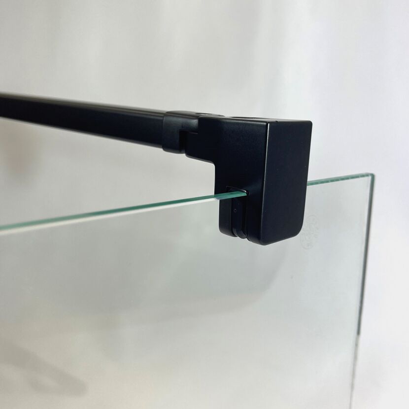 Schwarze Duschabtrennung an Glaswand
