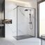 Moderne Dusche mit schwarzem Duschkopf