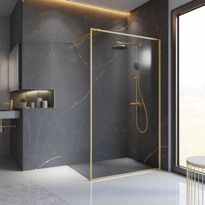 Moderne Dusche mit goldenen Armaturen