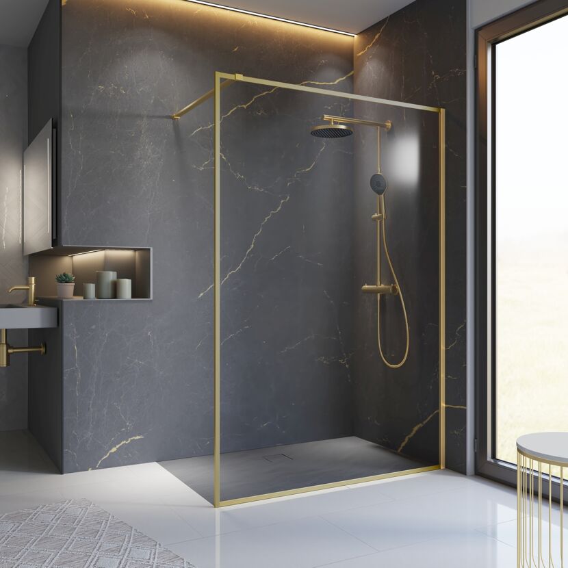 Geöffnete, begehbare Dusche mit goldenen Armaturen