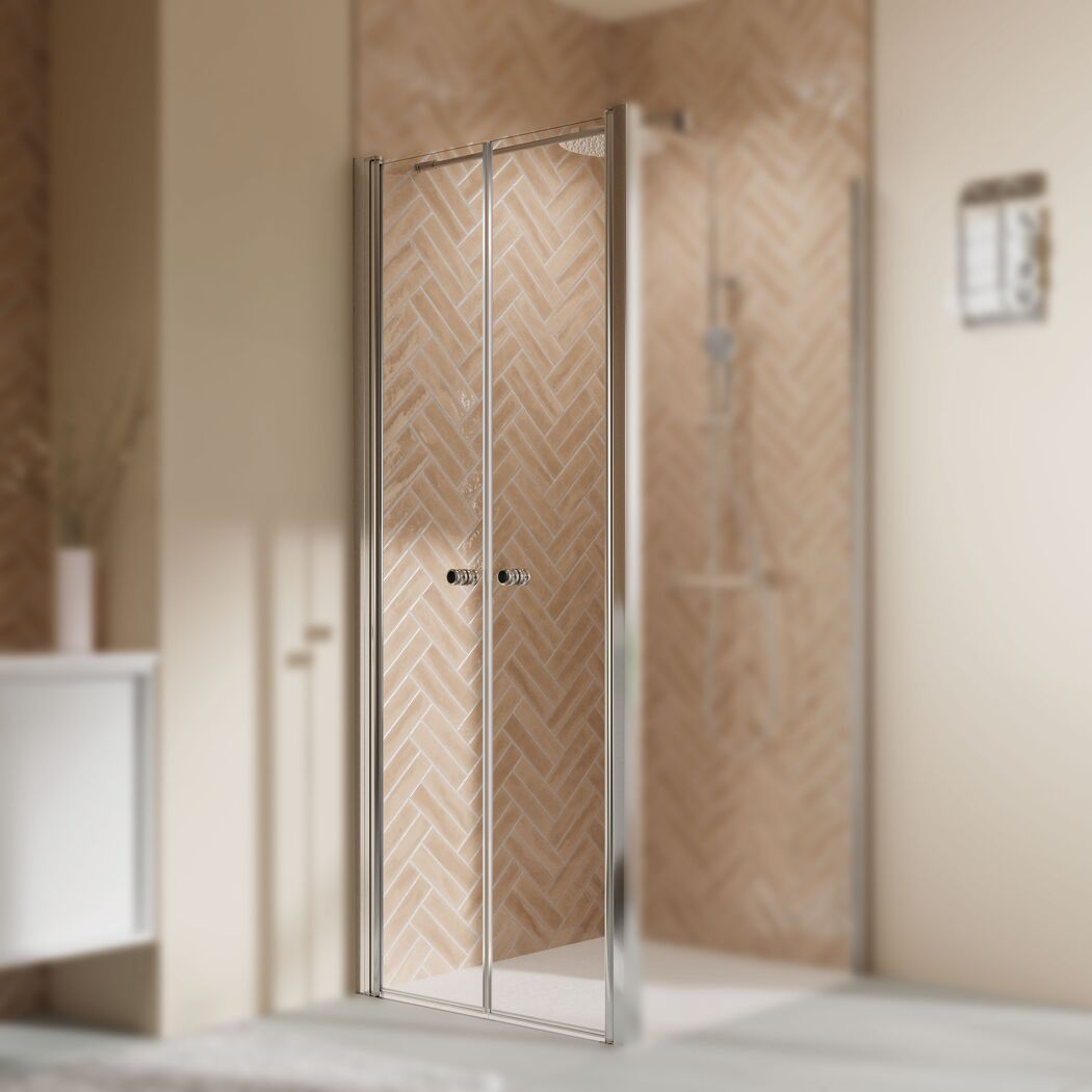 Geflieste Dusche mit Glastüren