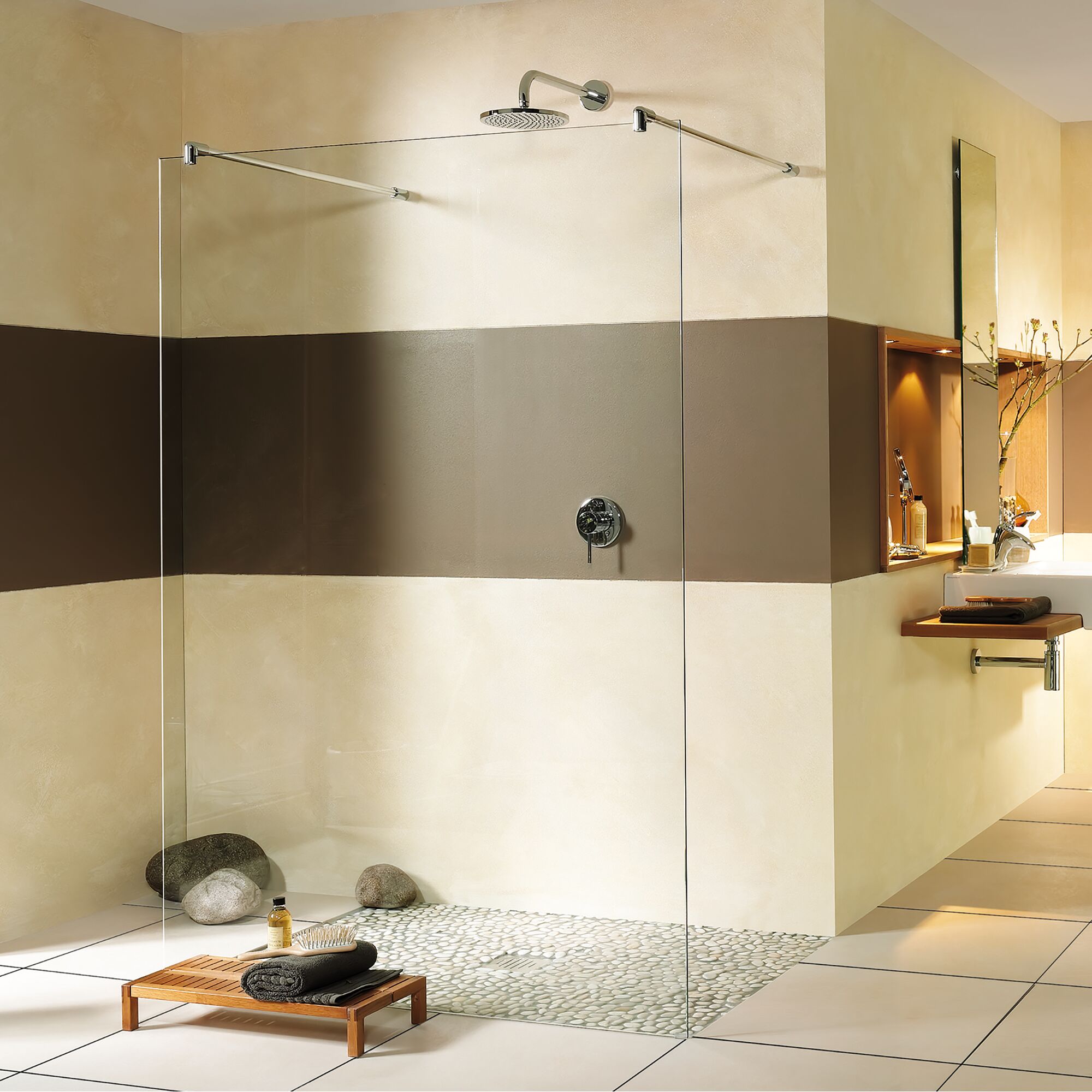 Moderne begehbare Dusche mit Regendusche.