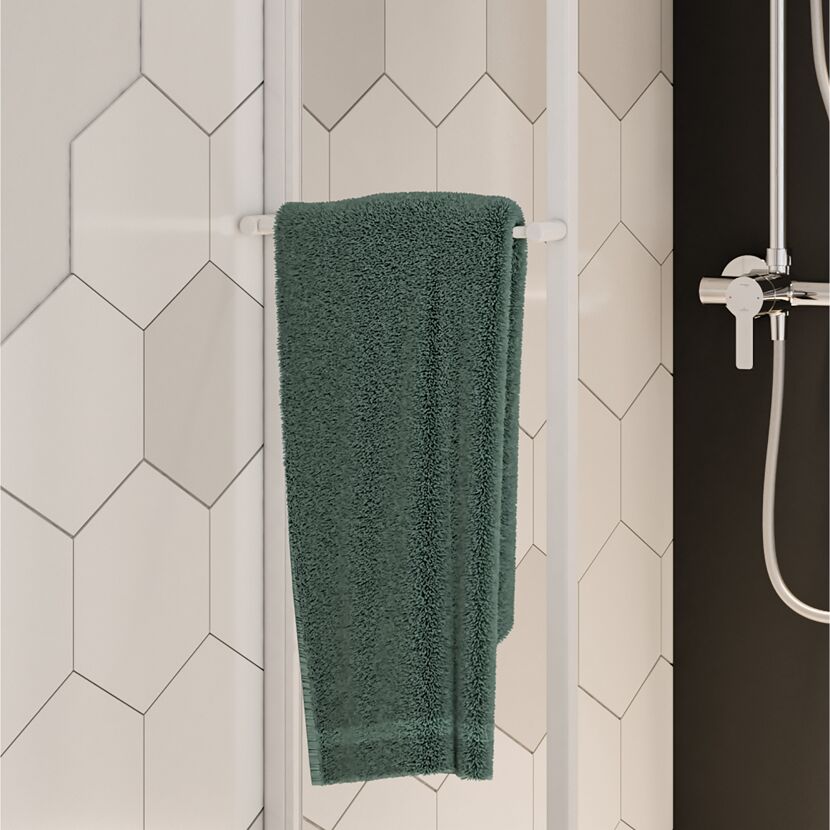 Grünes Handtuch an Handtuchhalter in Dusche