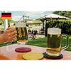 Zwei Personen stoßen mit Biergläsern an