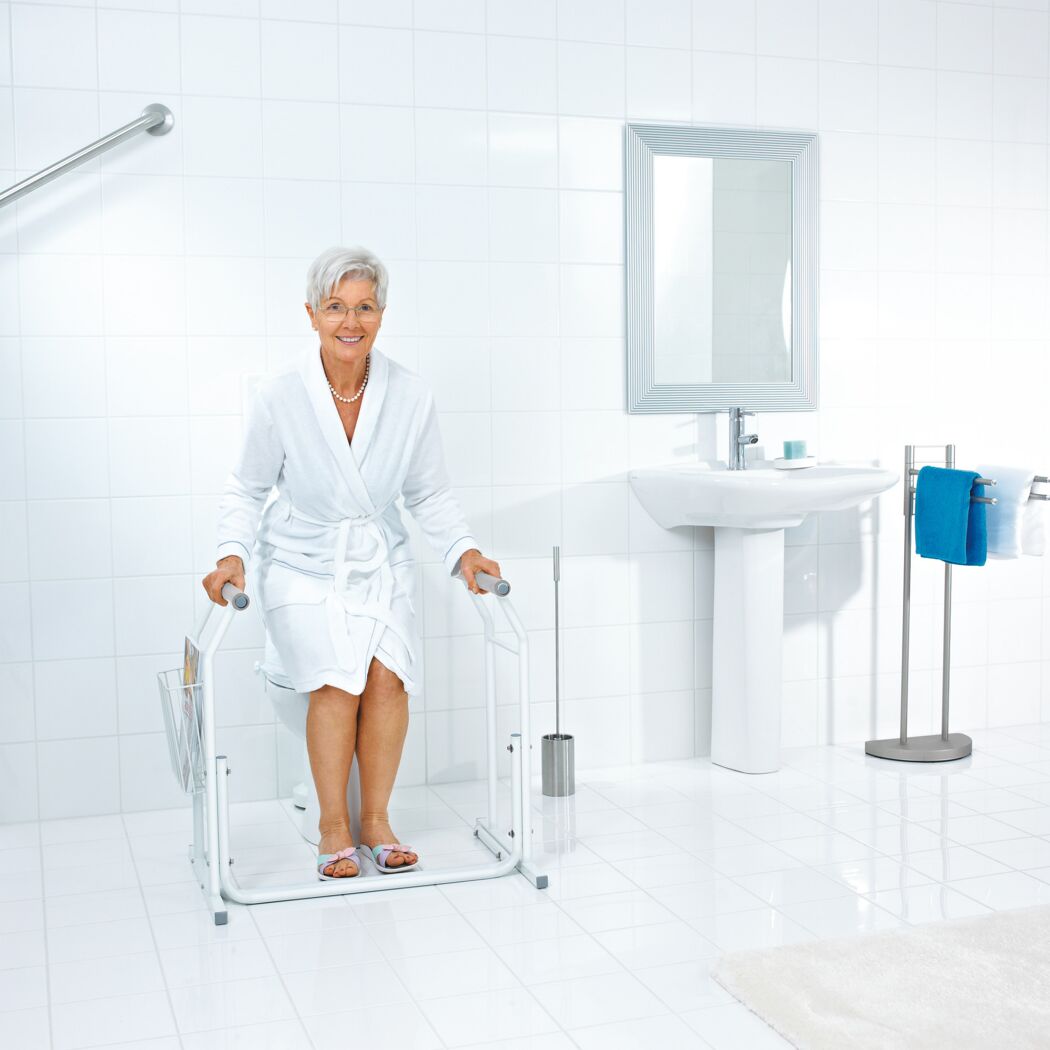 Person benutzt eine WC-Aufstehhilfe.