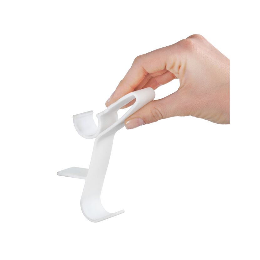 Hand hält weißen Handtuchhalter für Heizkörper