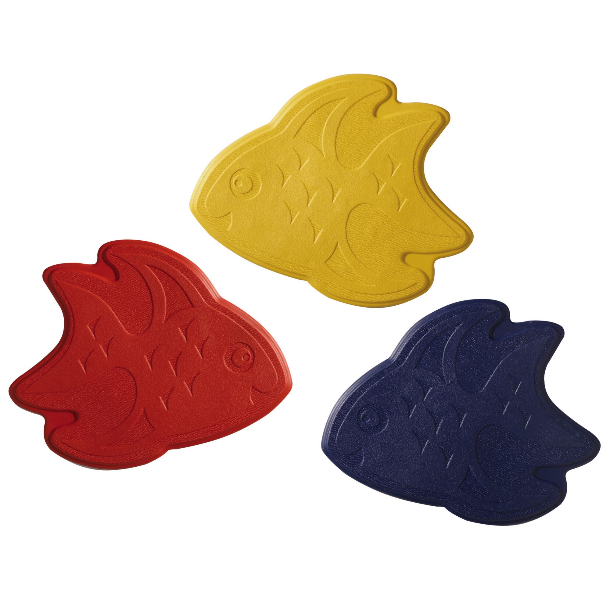 Drei Dusch- und Badematten in Fischform in den Farben Gelb, Rot und Blau.
