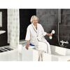 Person verwendet Sauggriff in Badewanne