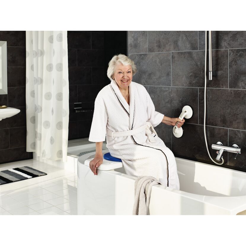 Person verwendet Sauggriff in Badewanne