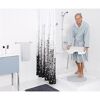 Person stellt Duschhocker in die Dusche