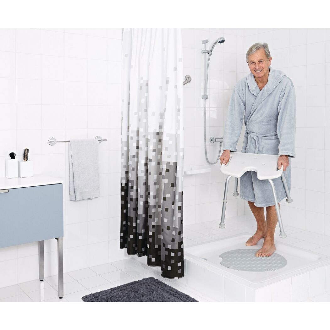 Person stellt Duschhocker in die Dusche