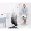 Person stellt Duschhocker in die Dusche