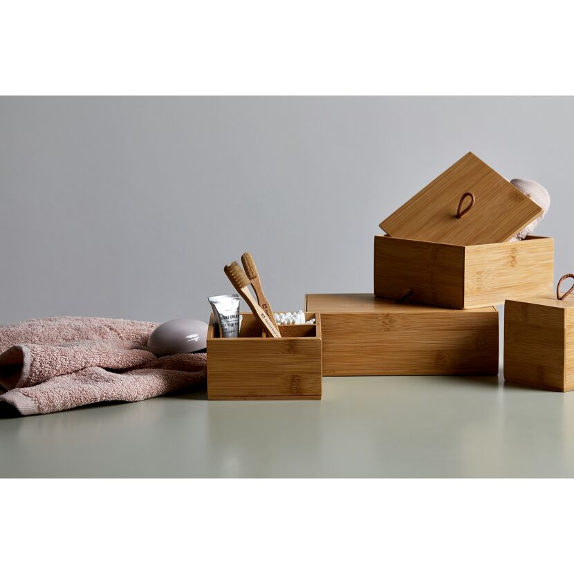 Bambus Badboxen mit Zahnbürsten, Wattestäbchen, Handcreme und Handtuch