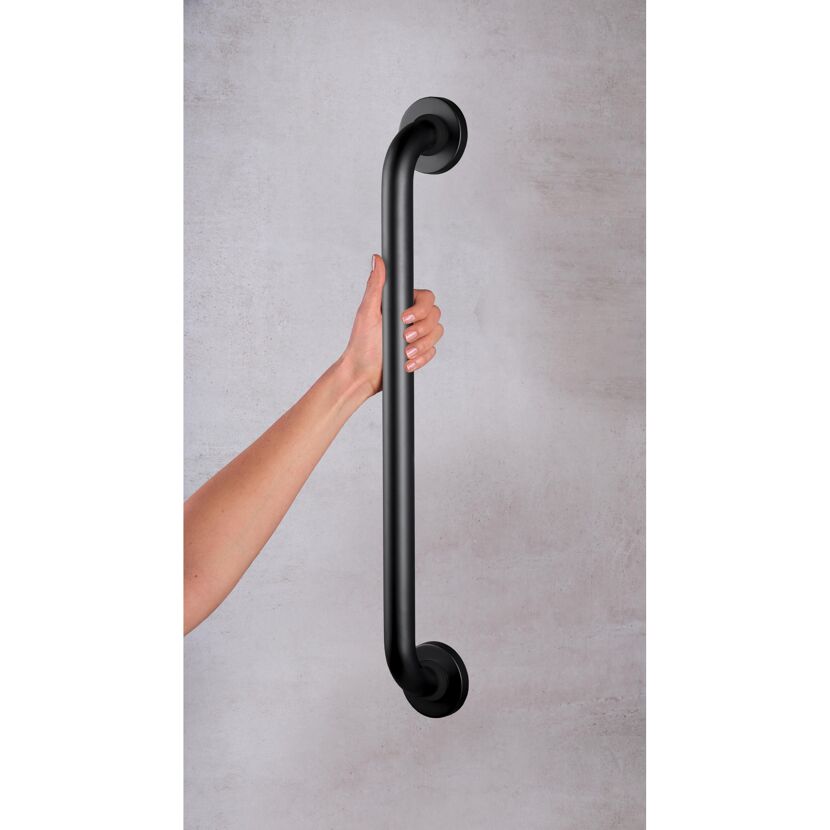 Hand hält schwarzen Wannengriff