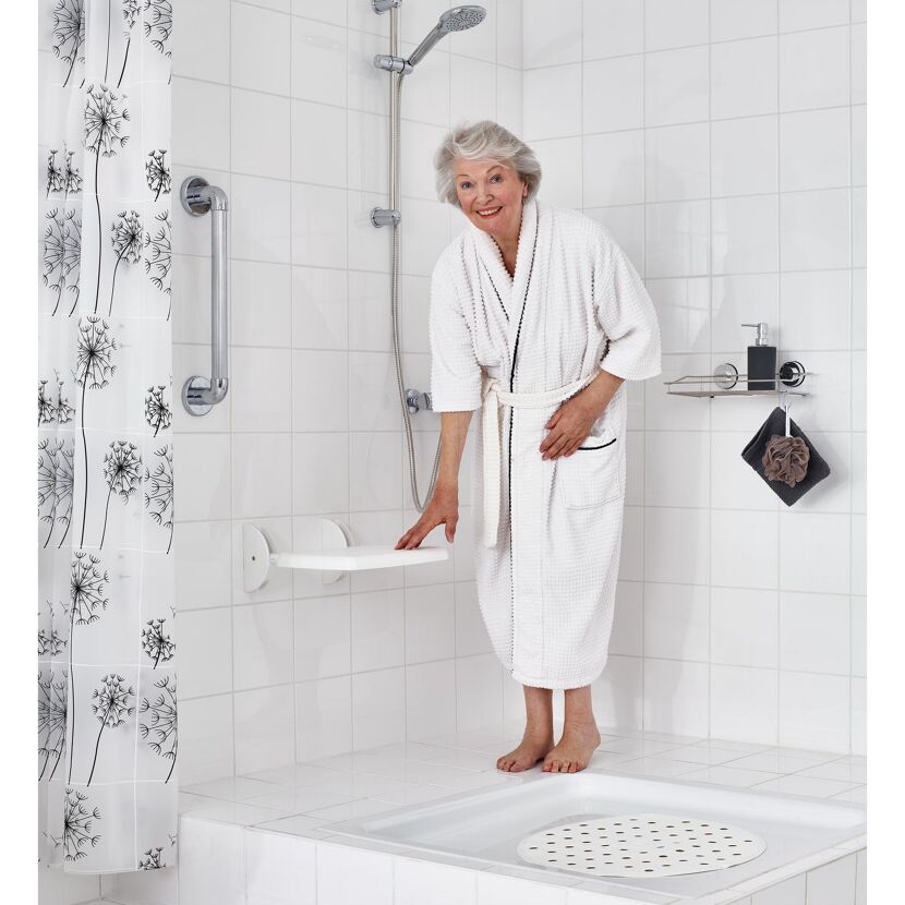 Person im Bademantel nutzt Duschklappsitz Eco