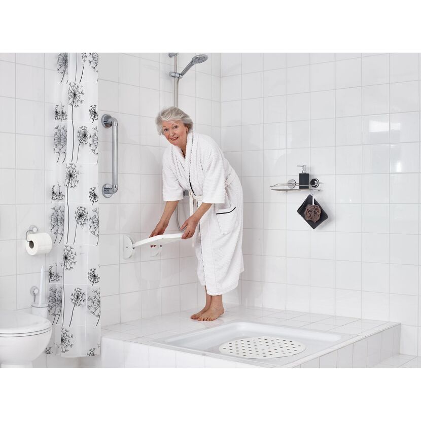 Person klappt Duschklappsitz Eco hoch.