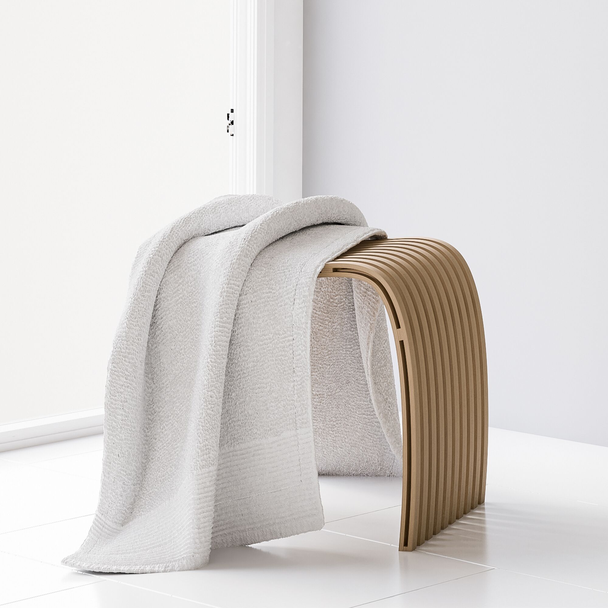 Handtuch auf einem Holzhocker