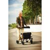 Person geht mit Rollator Mio spazieren.