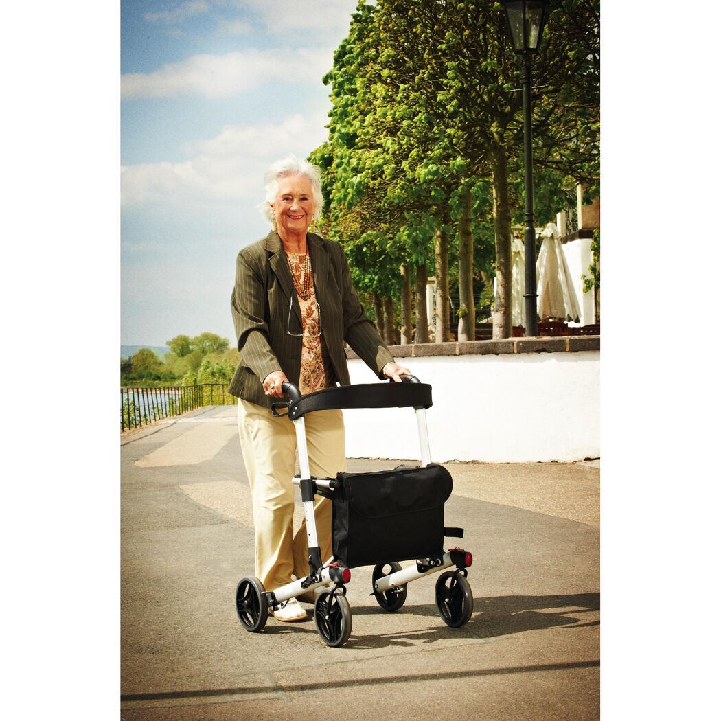 Person geht mit Rollator Mio spazieren.