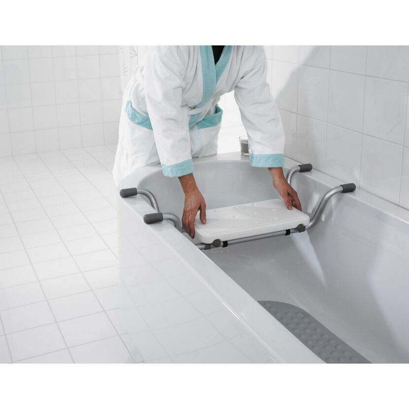 Person platziert Wannensitz auf Badewanne