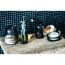 Badezimmerregal mit Seifenspender, Seifenschale, Zahnbürste und Badesalz.